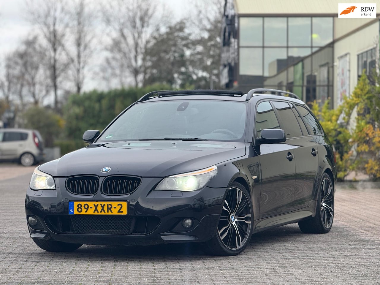 BMW 5-serie Touring - 525i M-pakket | Panoramadak | Leder elektrische stoelen | 19 inch | Navigatie | Parkeersen - AutoWereld.nl