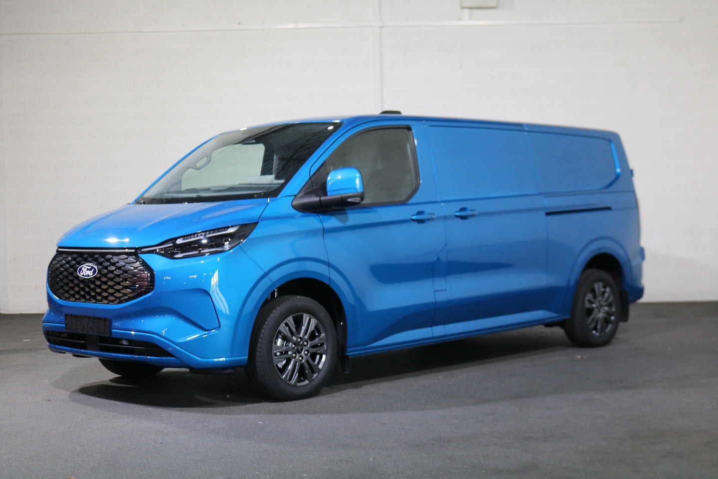 Ford Transit Custom - E-Transit 340 L2 H1 Limited 65 kWh 218pk 2x schuifdeur Led 360 Camera B&O - AutoWereld.nl