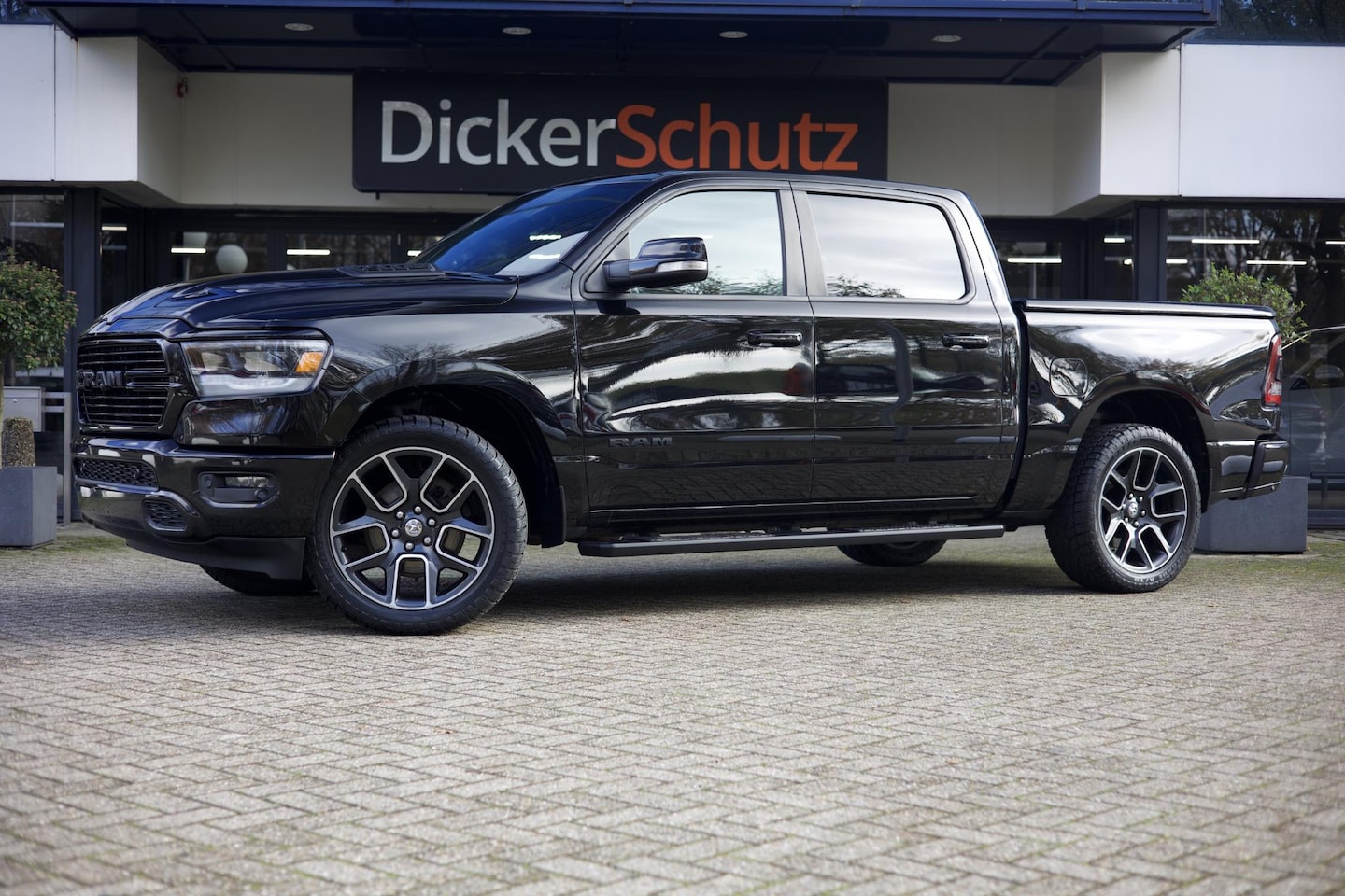 Dodge Ram 1500 - 5.7 V8 4x4 Crew Cab Sport 5.7 V8 4x4 Crew Cab Sport - AutoWereld.nl