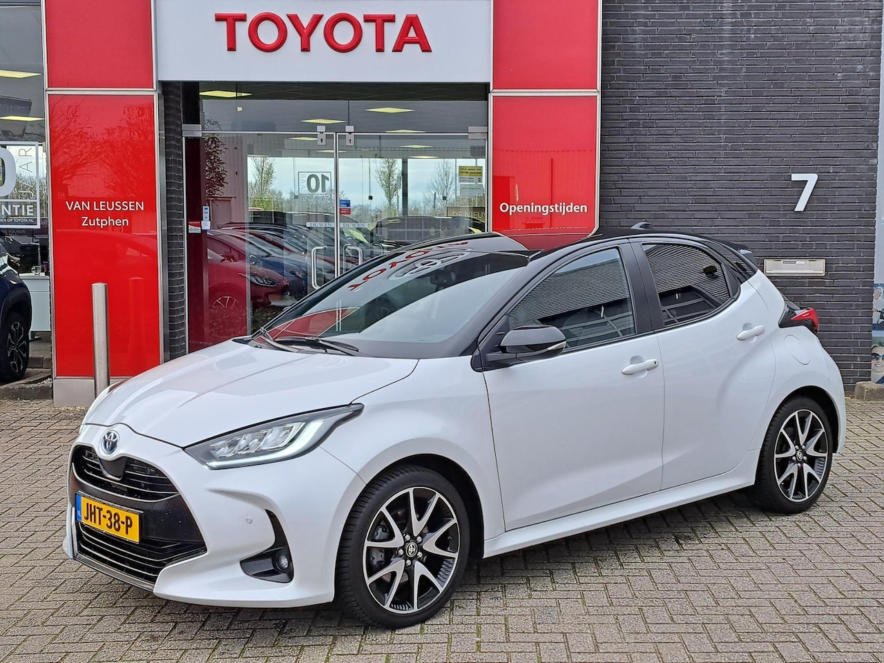 Toyota Yaris - 1.5 Hybrid Executive 4-SEIZOENSBANDEN PARKEERCAMERA PANORAMADAK LEDEREN BEKLEDING - AutoWereld.nl