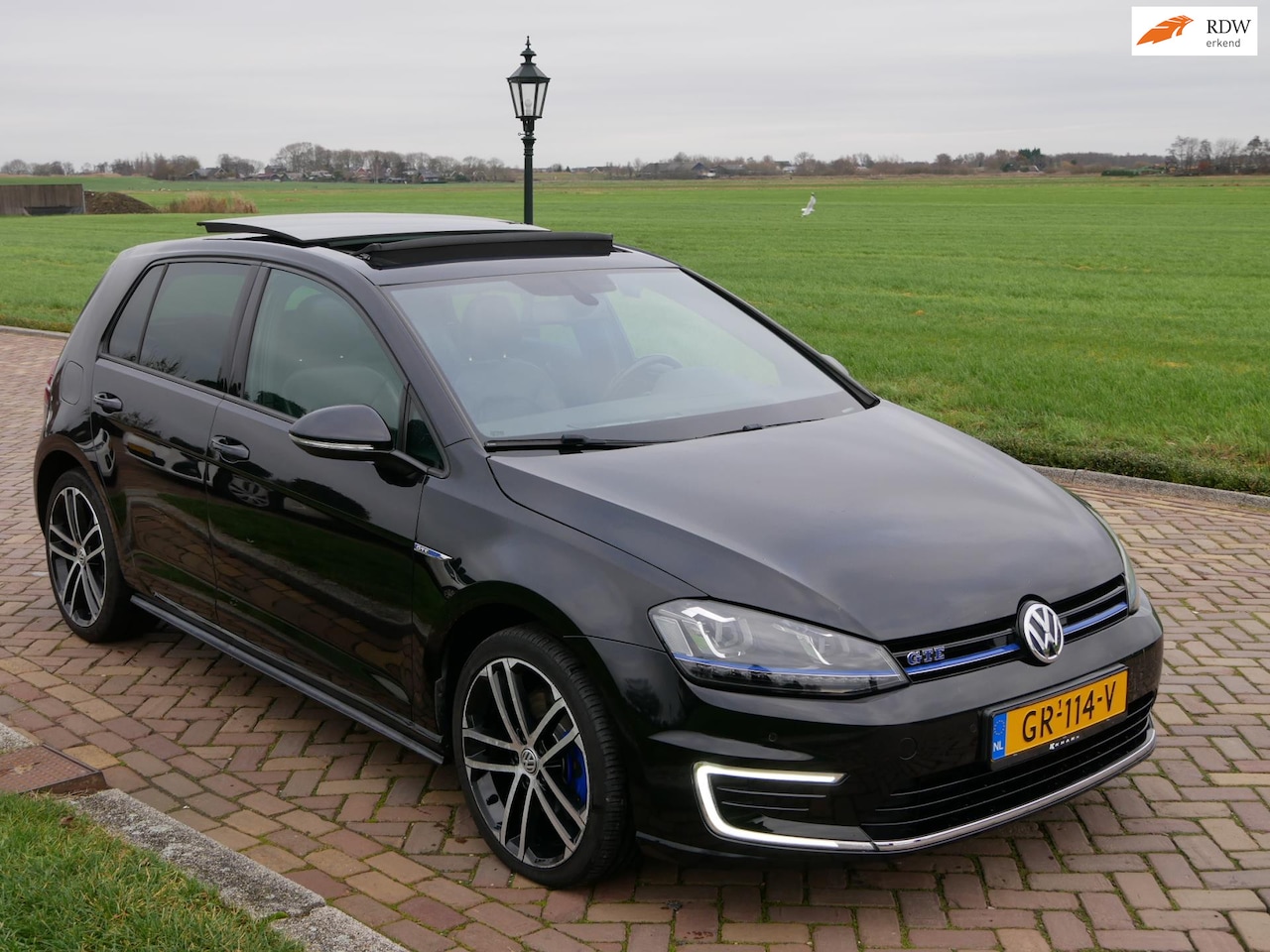 Volkswagen Golf - 1.4 TSI GTE AUT *PANO* Leather - AutoWereld.nl