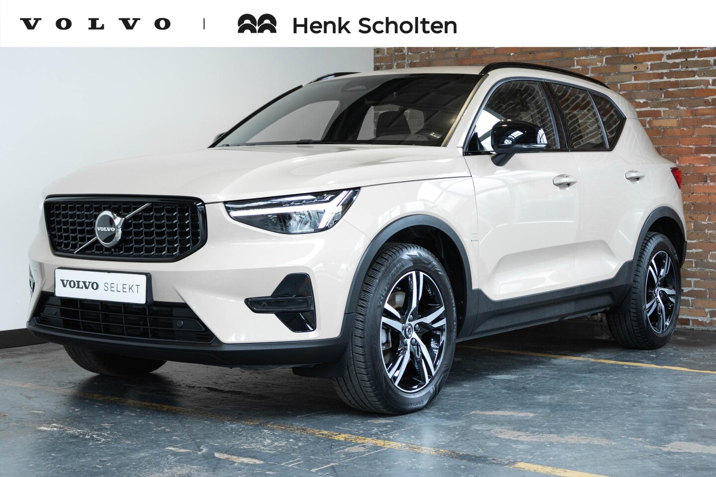 Volvo XC40 - B4 Plus Dark | Verwarmde Voorstoelen+Stuurwiel | Verwarmde voorruit | Semi-Elektrische Tre - AutoWereld.nl