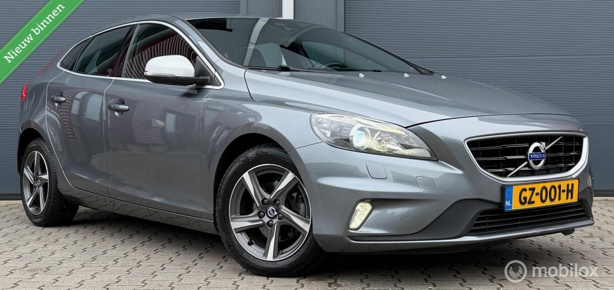 Volvo V40 - 2.0 D2 R-design Trekhaak/Clima/Cruise/PDC/LED - AutoWereld.nl