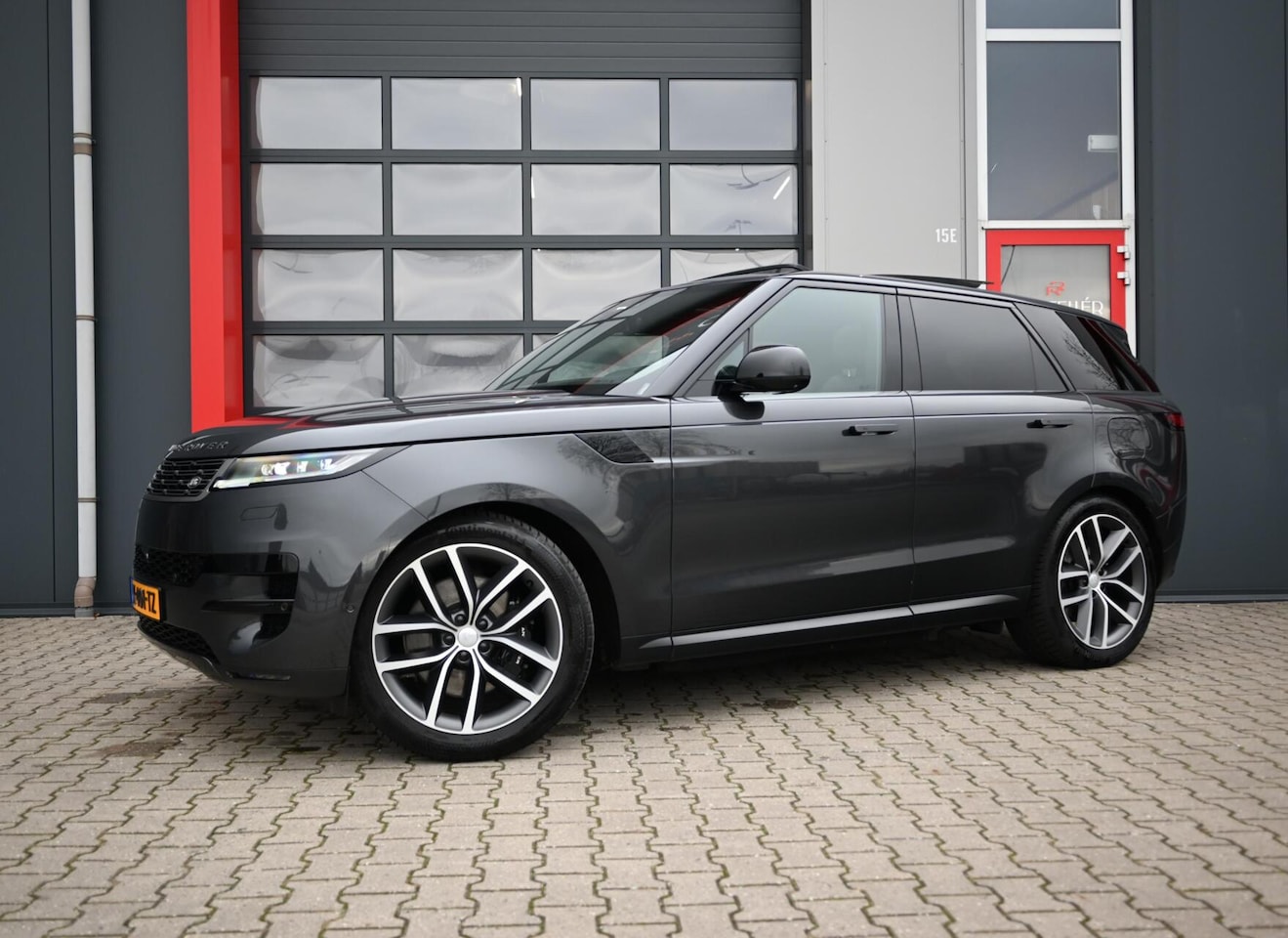 Land Rover Range Rover Sport - 3.0 P460e SE PHEV | PANO | LUCHTVERING | MERIDIAN | AMBIENT | 22'' - AutoWereld.nl