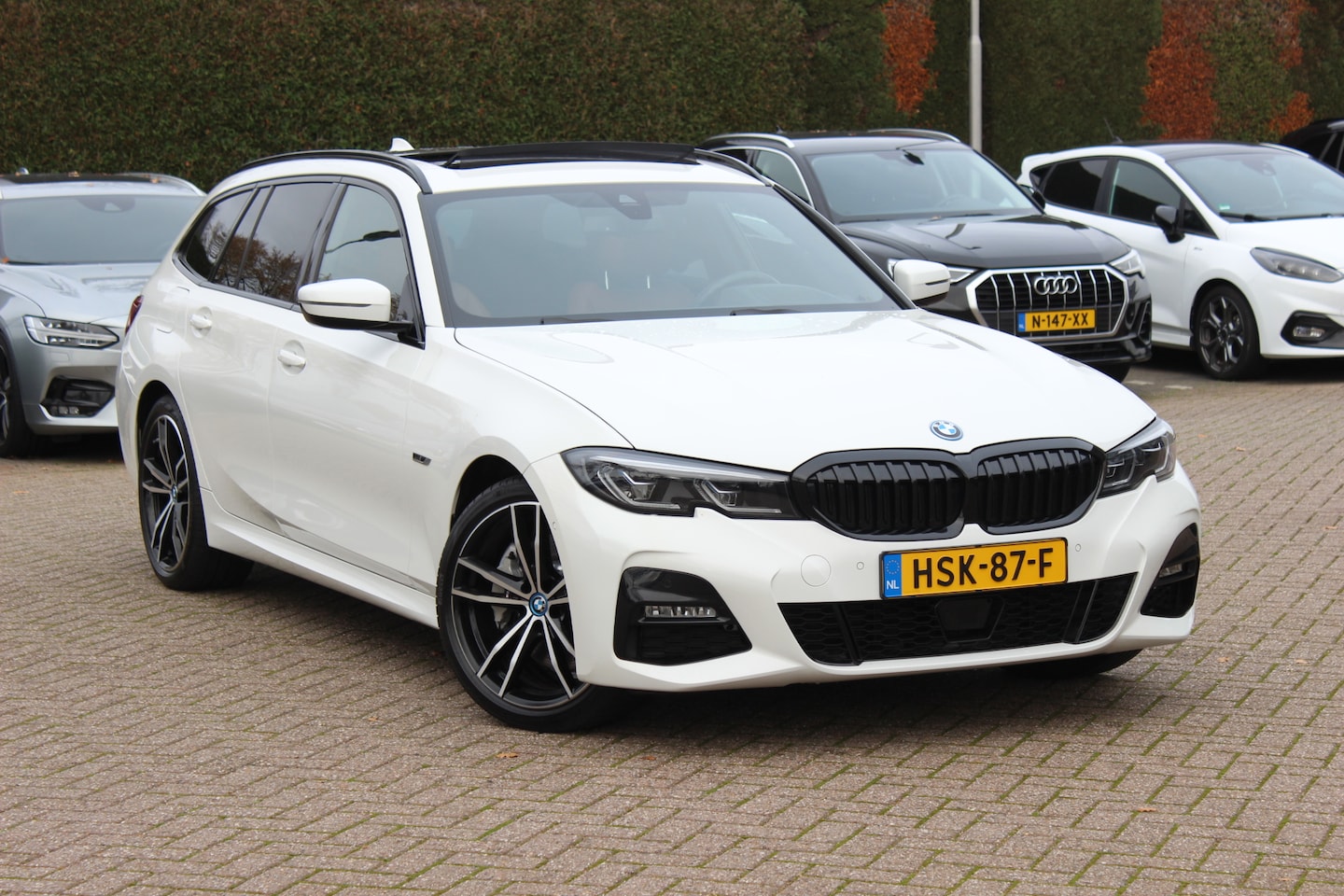 BMW 3-serie Touring - 330e High Exe. M Sport / Panoramadak / Camera / Luxe Leder / Head-up / Keyless / 19'' / Ca - AutoWereld.nl