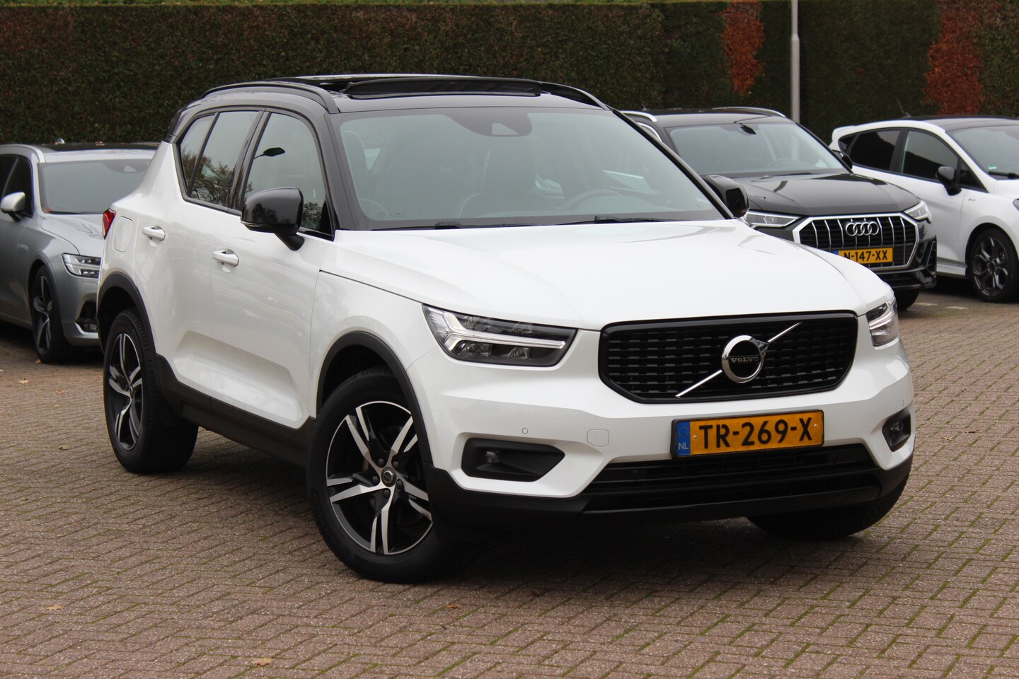 Volvo XC40 - 2.0 T4 R-Design / Trekhaak / Panoramadak / Camera / Harman Kardon / Leder&Alcantara / 19'' - AutoWereld.nl