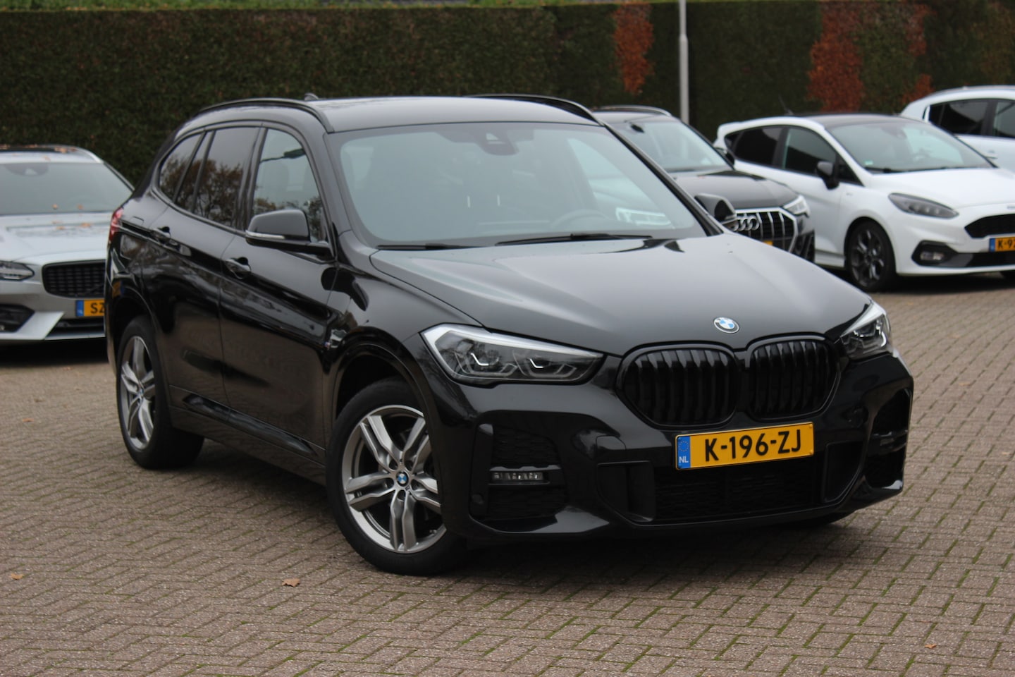 BMW X1 - sDrive18i High Exe. M Sport / Trekhaak / Half leder / Navi. Proff / Parkeerhulp V+a / 18'' - AutoWereld.nl
