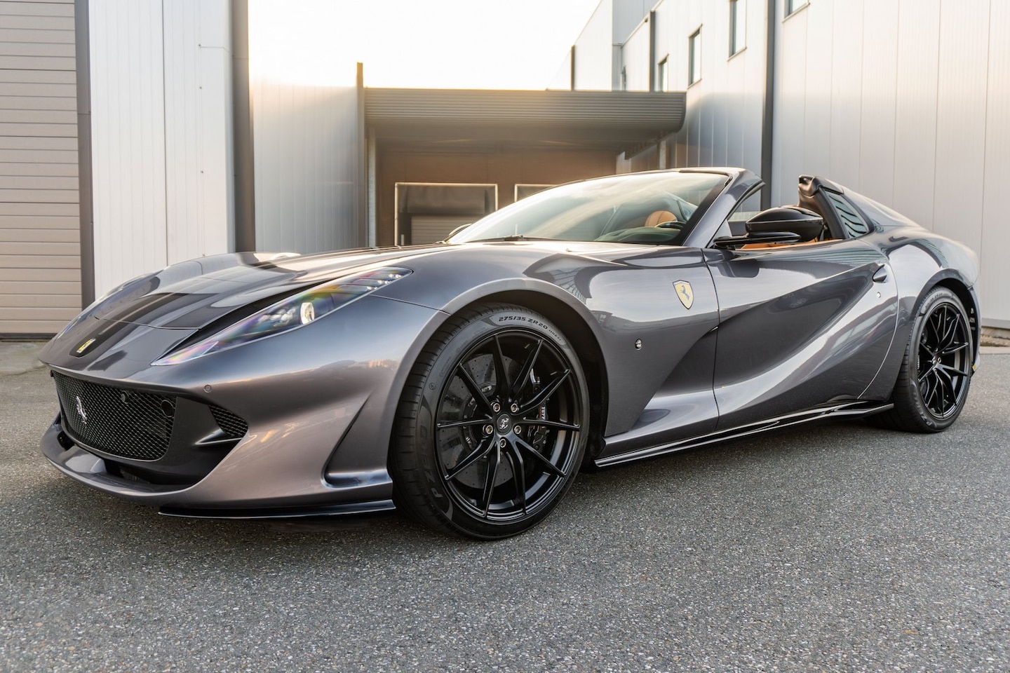 Ferrari 812 GTS - - Grigio GTS - Carlex Design Edition - AutoWereld.nl