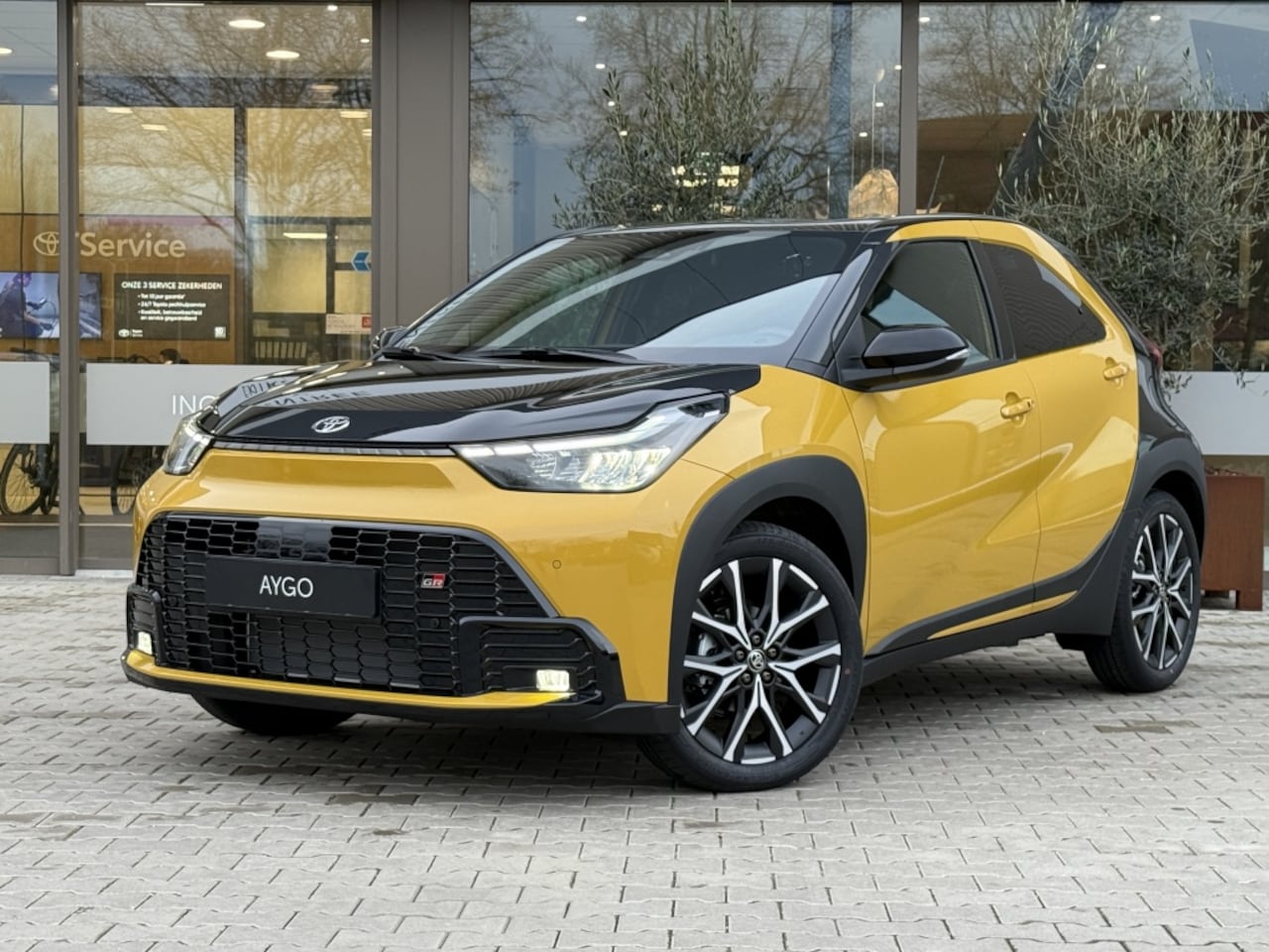 Toyota Aygo X - Hybrid 115 GR Sport | bi-tone metallic | 18'' - AutoWereld.nl