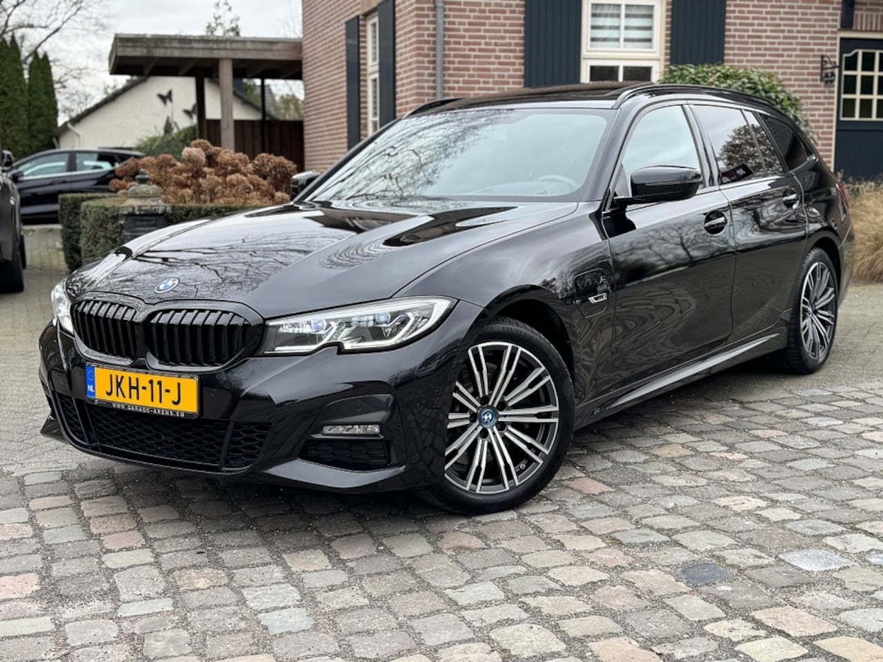 BMW 3-serie Touring - 330 e XDrive M-sport autom 1/2leer,panodak,headup,trekhaak,lmv,laserled,navi - AutoWereld.nl