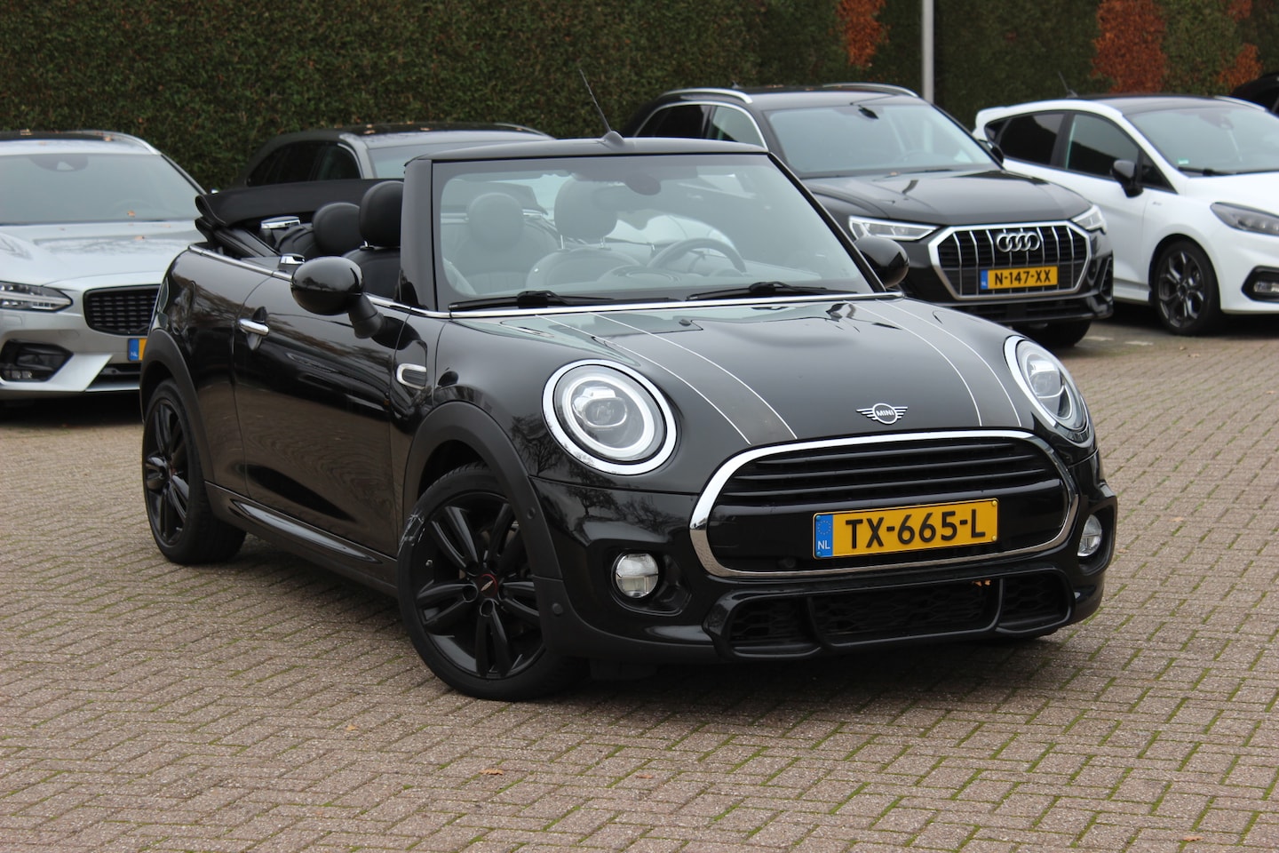 MINI Cabrio - Mini 1.5 Cooper / JCW Package / Leder / CarPlay / 18'' / Keyless / Navigatie / Stoelverwar - AutoWereld.nl