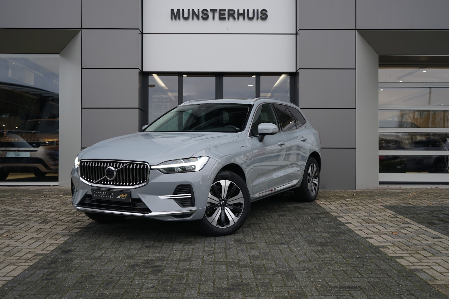 Volvo XC60 - 2.0 T6 Plug-in hybrid AWD Plus Bright | Elektrische trekhaak | Voorstoelen/Achterbank verw - AutoWereld.nl