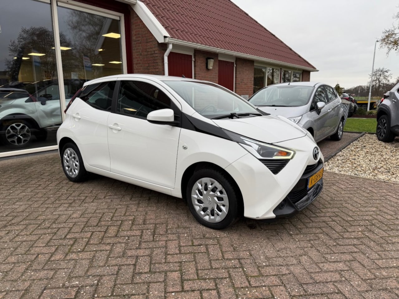 Toyota Aygo - 1.0 VVT-I X-PLAY AUTOMAAT 5-DRS CAMERA/AIRCO/RADIO/CARPLAY/ ENZ. - AutoWereld.nl