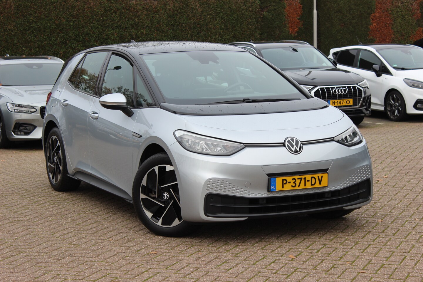 Volkswagen ID.3 - Pure 45 kWh / SoH 92.6% / CarPlay / Parkeerhulp V+A / 18'' / Stuur+Stoelverwarming / DAB / - AutoWereld.nl