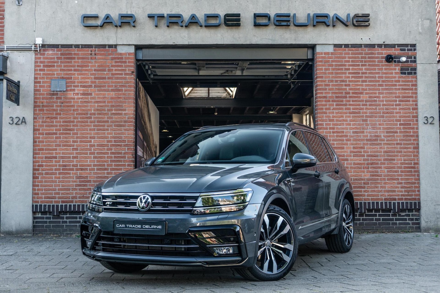 Volkswagen Tiguan - 2.0 TSI 4Motion R-Line Pano / Camera / Trekhaak - AutoWereld.nl