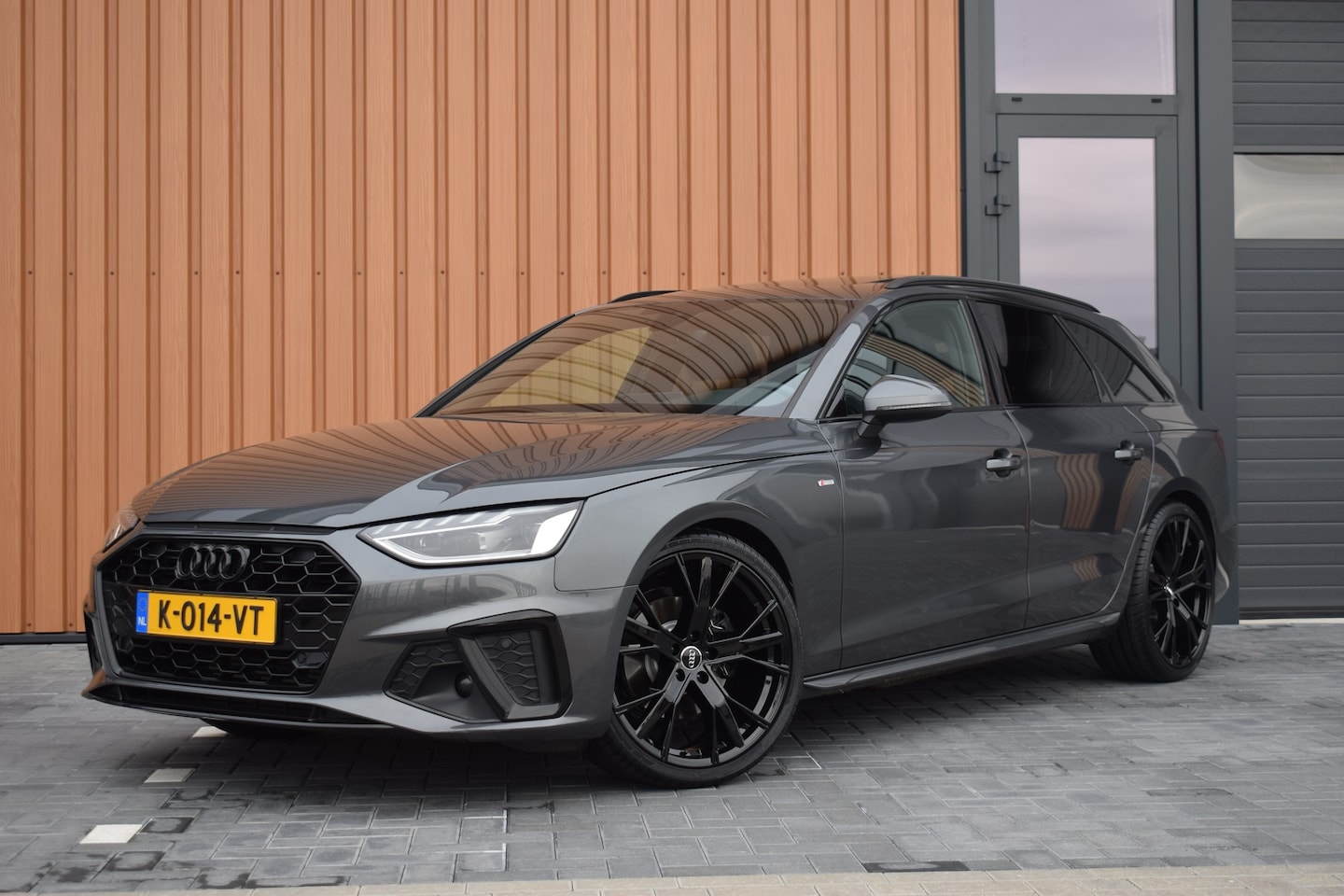 Audi A4 - 35 TFSI 150pk S-tronic S-line Black Edition | Panoramadak | Virtual | Sfeerverlichting - AutoWereld.nl