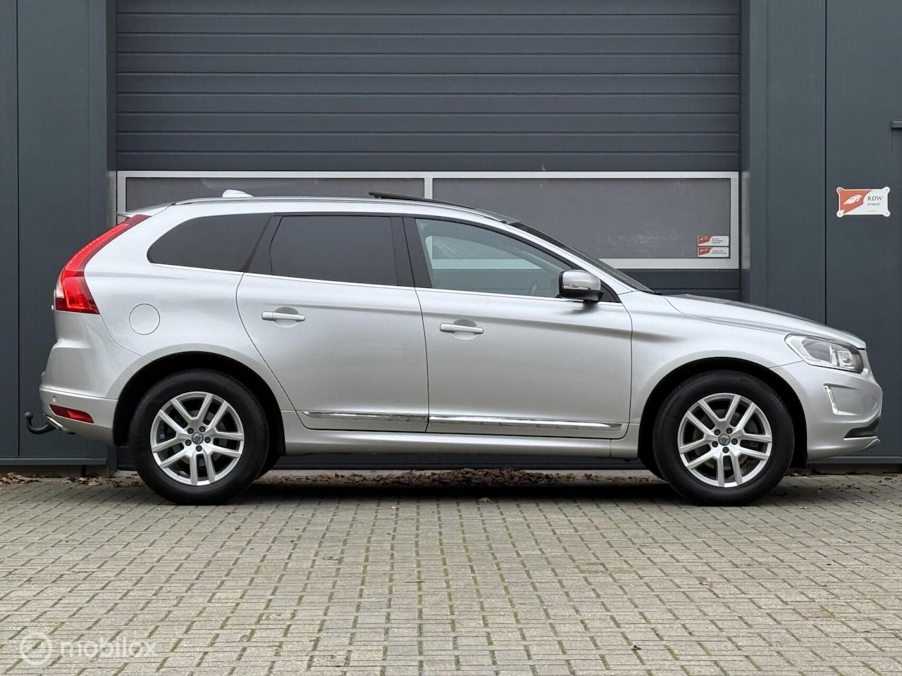 Volvo XC60 - 2.0 D4 FWD Summum Geartronic-8 -Panoramadak-Trekhaak-Nav-Xenon-Leder - AutoWereld.nl