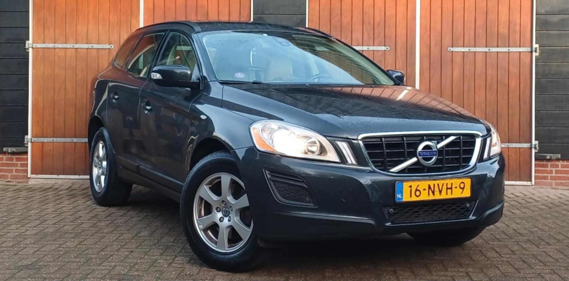 Volvo XC60 - 2.0T Kinetic, Bluetooth, Trekhaak, Lederen bekleding - AutoWereld.nl