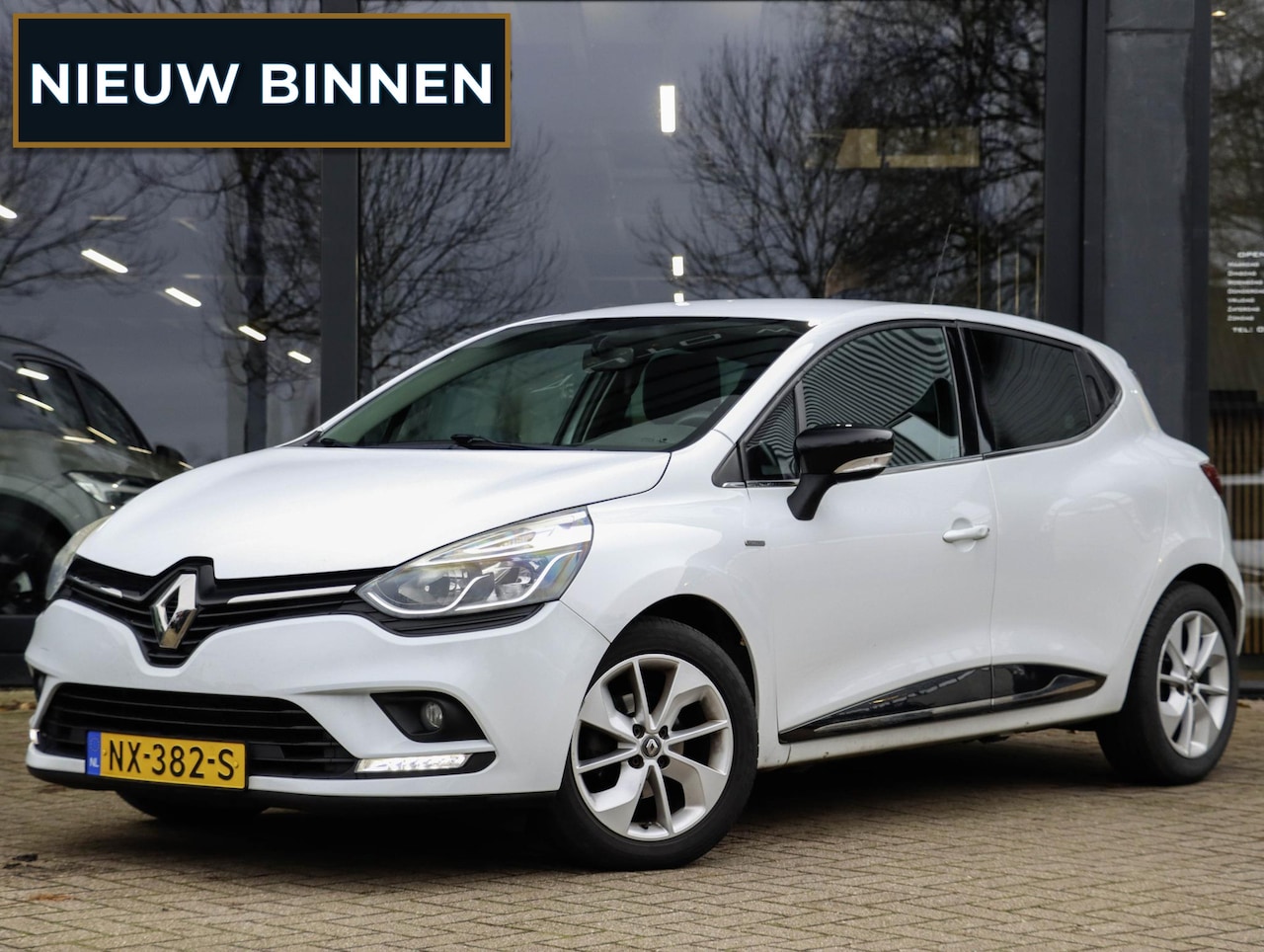 Renault Clio - 0.9 TCe 90pk Limited Navigatie PDC Cruise control LM Velgen - AutoWereld.nl