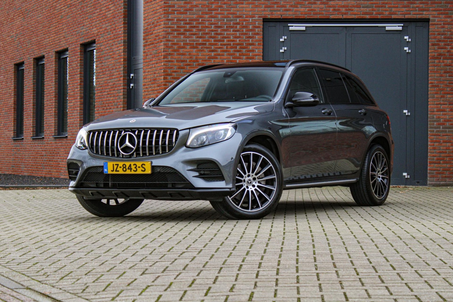 Mercedes-Benz GLC-klasse - 250 4MATIC AMG | Orig. NL | Night pakket | Pano | Trekhaak | Ambianceverlichting - AutoWereld.nl