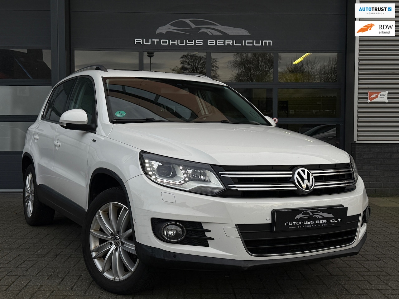 Volkswagen Tiguan - 2.0 TSI Sport&Style 4Motion Trekhaak Pano Keyless Navi Stoelverwarming - AutoWereld.nl