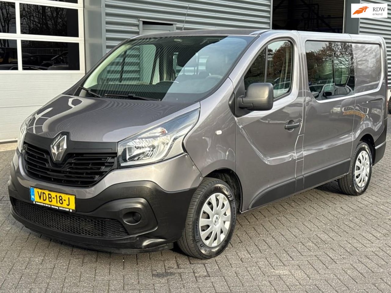 Renault Trafic - 6 persoons, navigatie, trekhaak, cruise control - AutoWereld.nl