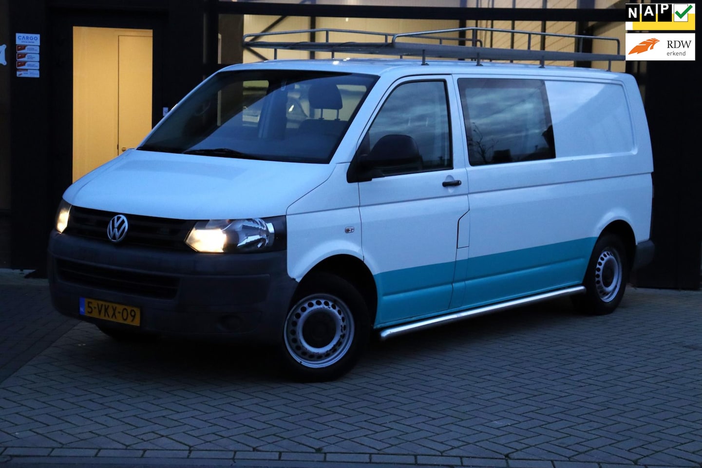 Volkswagen Transporter - 2.0 TDI L2H1 DC Trendline | NAP | Eerste Eigenaar | 102 PK | 5 Persoons | Trekhaak - AutoWereld.nl