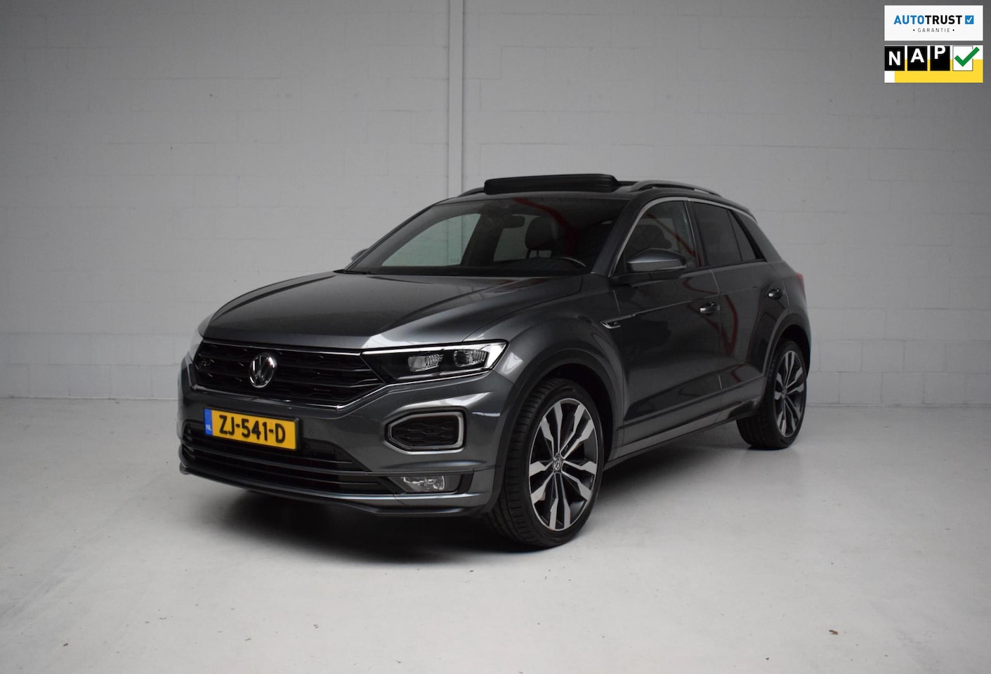 Volkswagen T-Roc - 1.5 TSI 150pk DSG 3X R-LINE ORG.NED / PANORAMADAK / NAP / CAMERA / BEATS / LED / VLAKSTUUR - AutoWereld.nl
