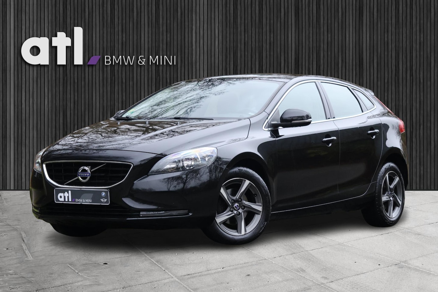 Volvo V40 - 2.0 D2 Summum Business Leer | Navigatie | Panoramadak | Stoelverwarming | Keyless drive | - AutoWereld.nl