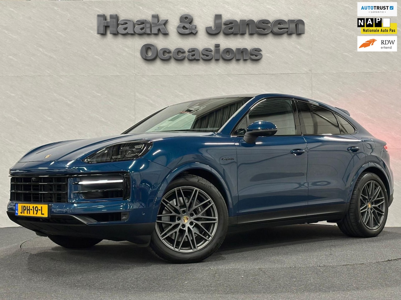 Porsche Cayenne Coupé - 3.0 E-Hybrid Panoramadak Sport chrono Montego Blue - AutoWereld.nl