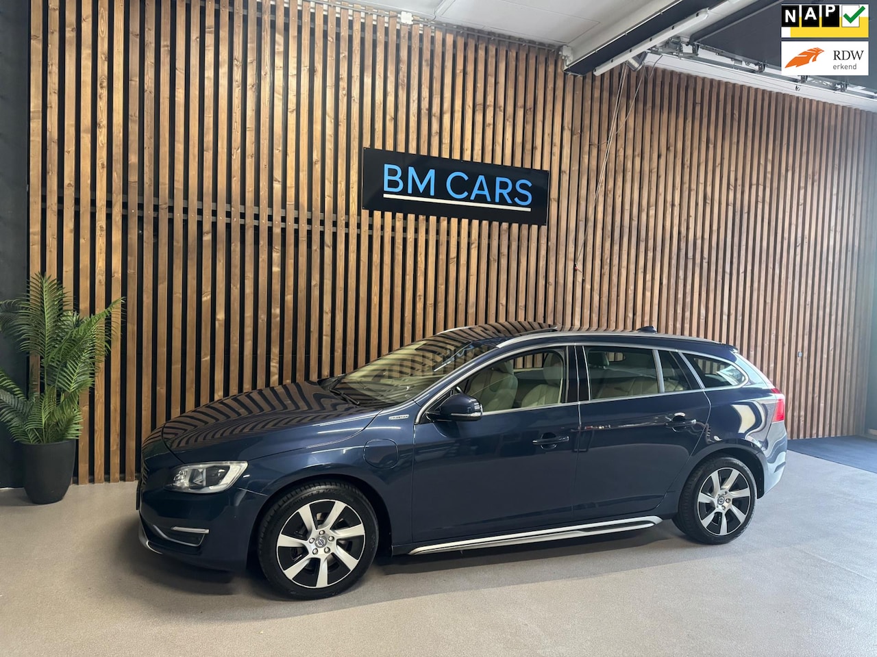 Volvo V60 - 2.4 D6 AWD Plug-In Hybrid Leer,Schuifdak,Xenon - AutoWereld.nl