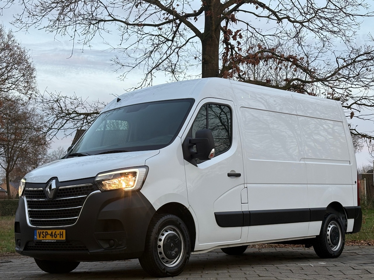 Renault Master - 2.3 dCi 135PK L1H2 Comfort|1e EIG|airco|cruise|navi|parkeersensoren achter|bluetooth|LED|t - AutoWereld.nl
