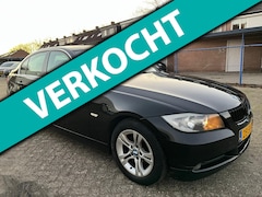 BMW 3-serie - 318i 2.0 L 6-versn. LEES TEKST - airco - licht en zichtpakket - lm velgen - carbon spoiler