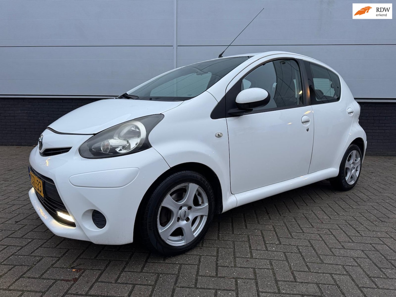 Toyota Aygo - 1.0 VVT-i Aspiration 5drs - Airco - Bluetooth - Lm velgen - NAP - Orig.NL-auto - AutoWereld.nl