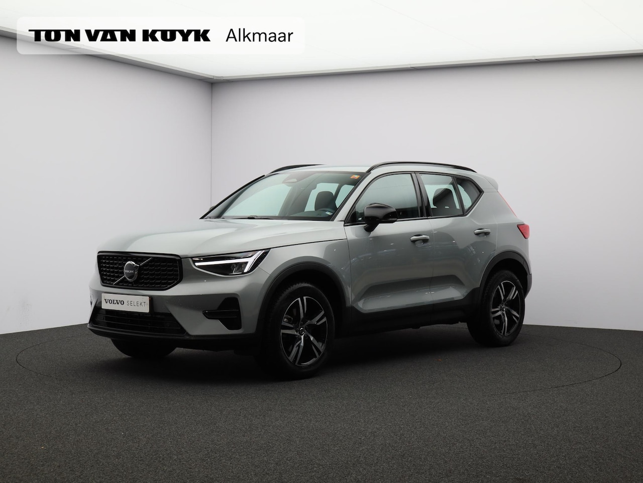 Volvo XC40 - 2.0 B4 Plus Dark / Trekhaak / Stoel+stuur+voorruitverwarming / Elektr. bed. stoelen / Harm - AutoWereld.nl