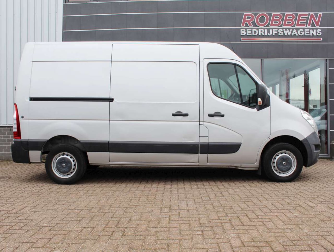 Renault Master - T35 2.3 dCi L2H2 Airco/Cruise/Nav/PDC - AutoWereld.nl