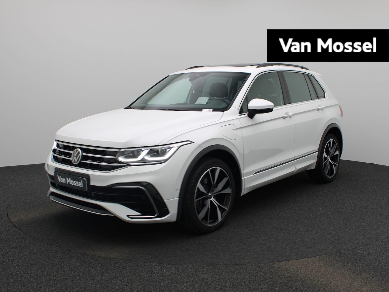 Volkswagen Tiguan - 1.4 TSI eHybrid R-Line Business+ 245 PK | R-Line | Automaat | Trekhaak | Panoramadak | 360 - AutoWereld.nl