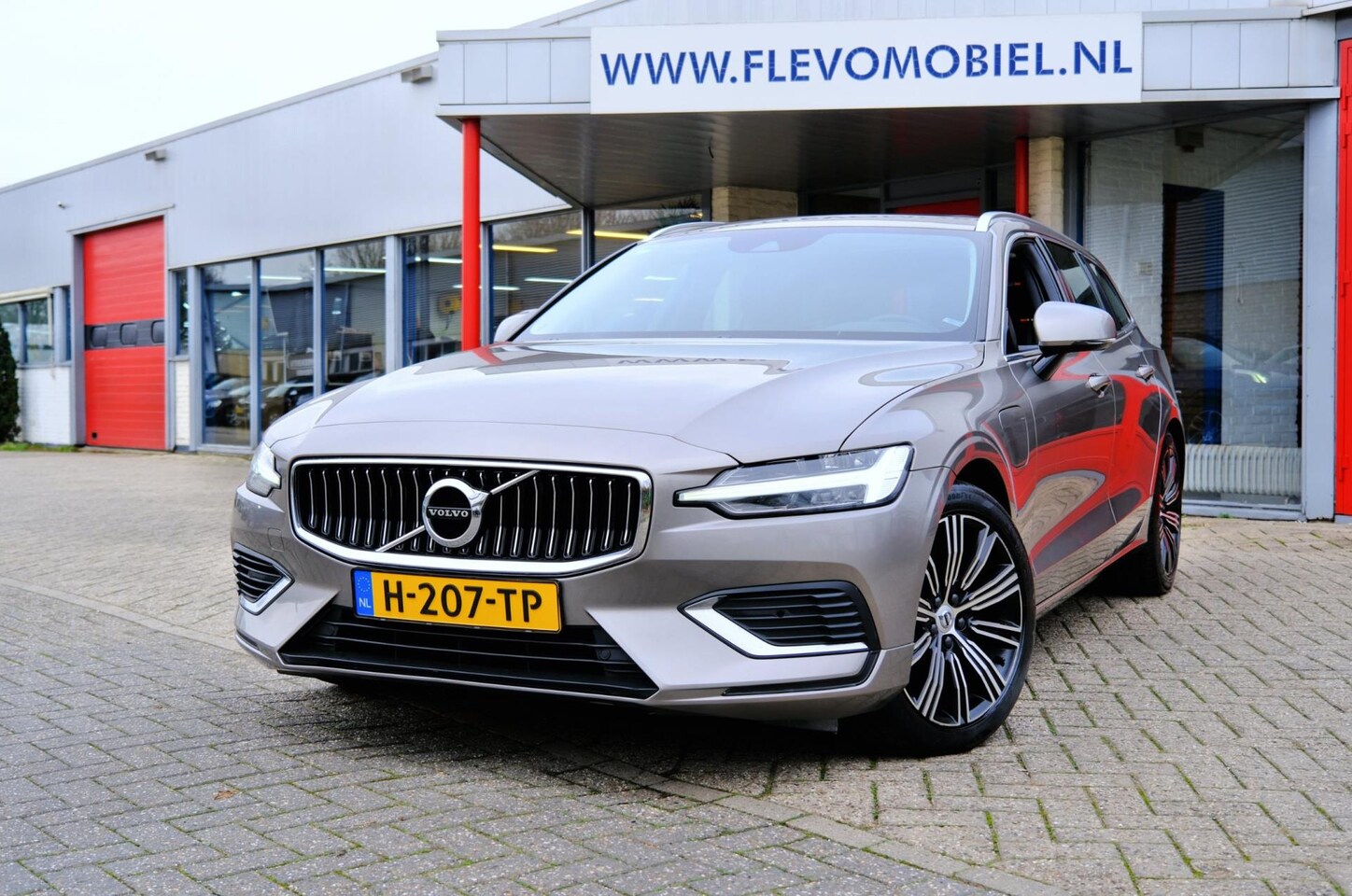 Volvo V60 - 2.0 T8 Twin Engine AWD R-Design Aut. Pano|Leder|HarmanKardon|HUD|Enz! - AutoWereld.nl