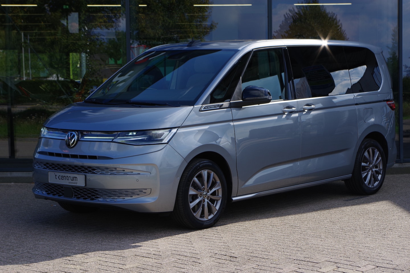 Volkswagen Multivan - 1.4 eHybrid 7P L1H1 Energetic 218 PK PHEV, Trekhaak, Panoramadak, 360 Camera, Adap. Cruise - AutoWereld.nl