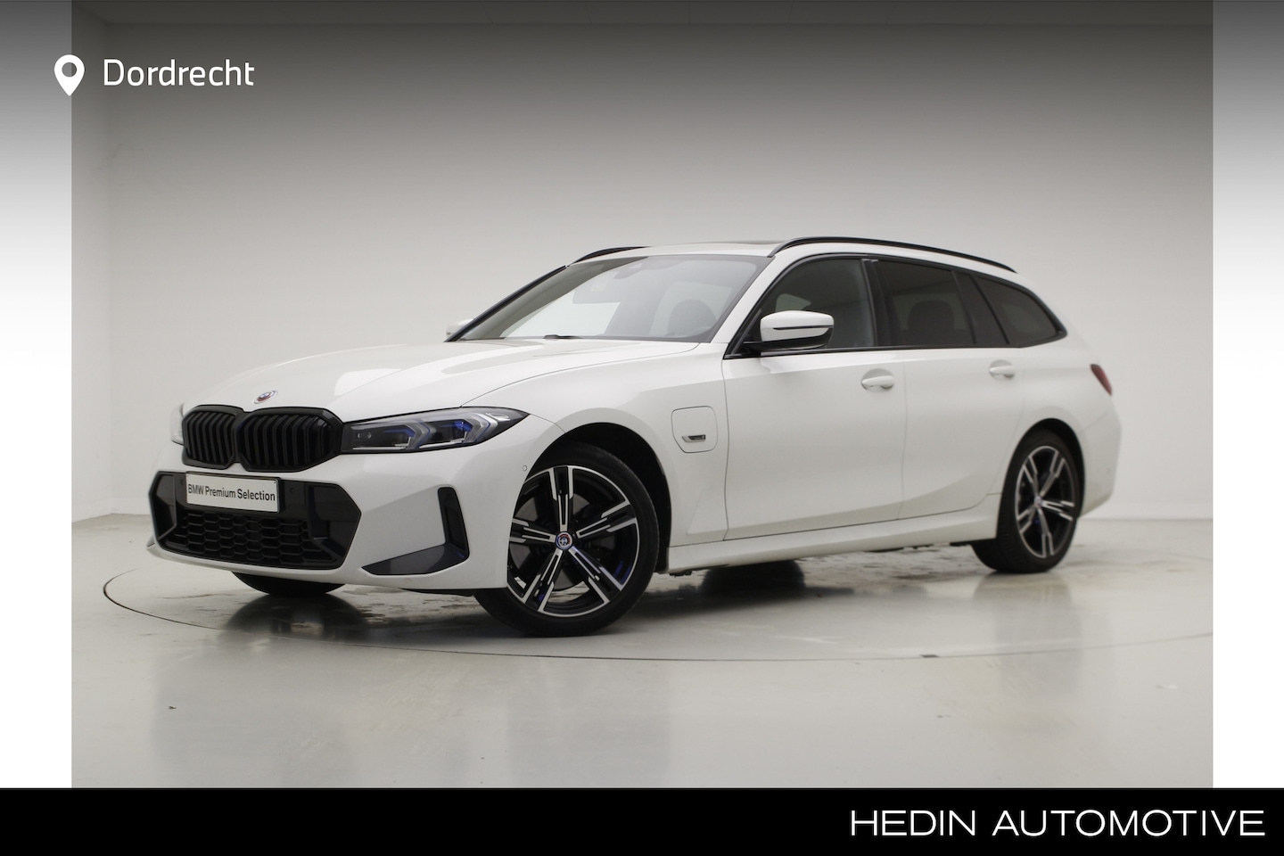 BMW 3-serie Touring - 330e xDrive | M-Sport | Panorama | Elek. Stoelverst. | HiFi Adapt. Led | Camera | - AutoWereld.nl