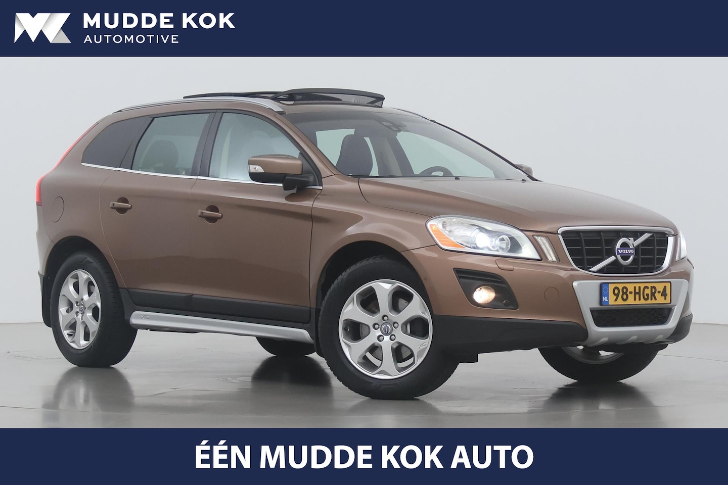 Volvo XC60 - 2.4 D5 AWD Summum | NL- Auto | Panoramadak | Trekhaak | Camera | Leder |  BLIS - AutoWereld.nl