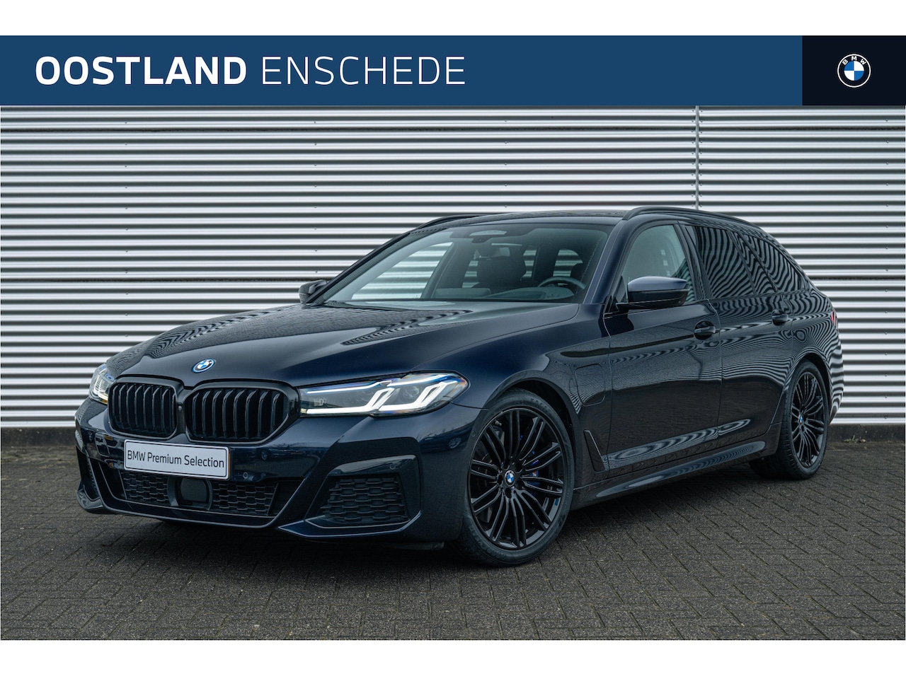 BMW 5-serie Touring - 530e High Executive M Sport Automaat / Panoramadak / Trekhaak / Sportstoelen / Laserlight - AutoWereld.nl