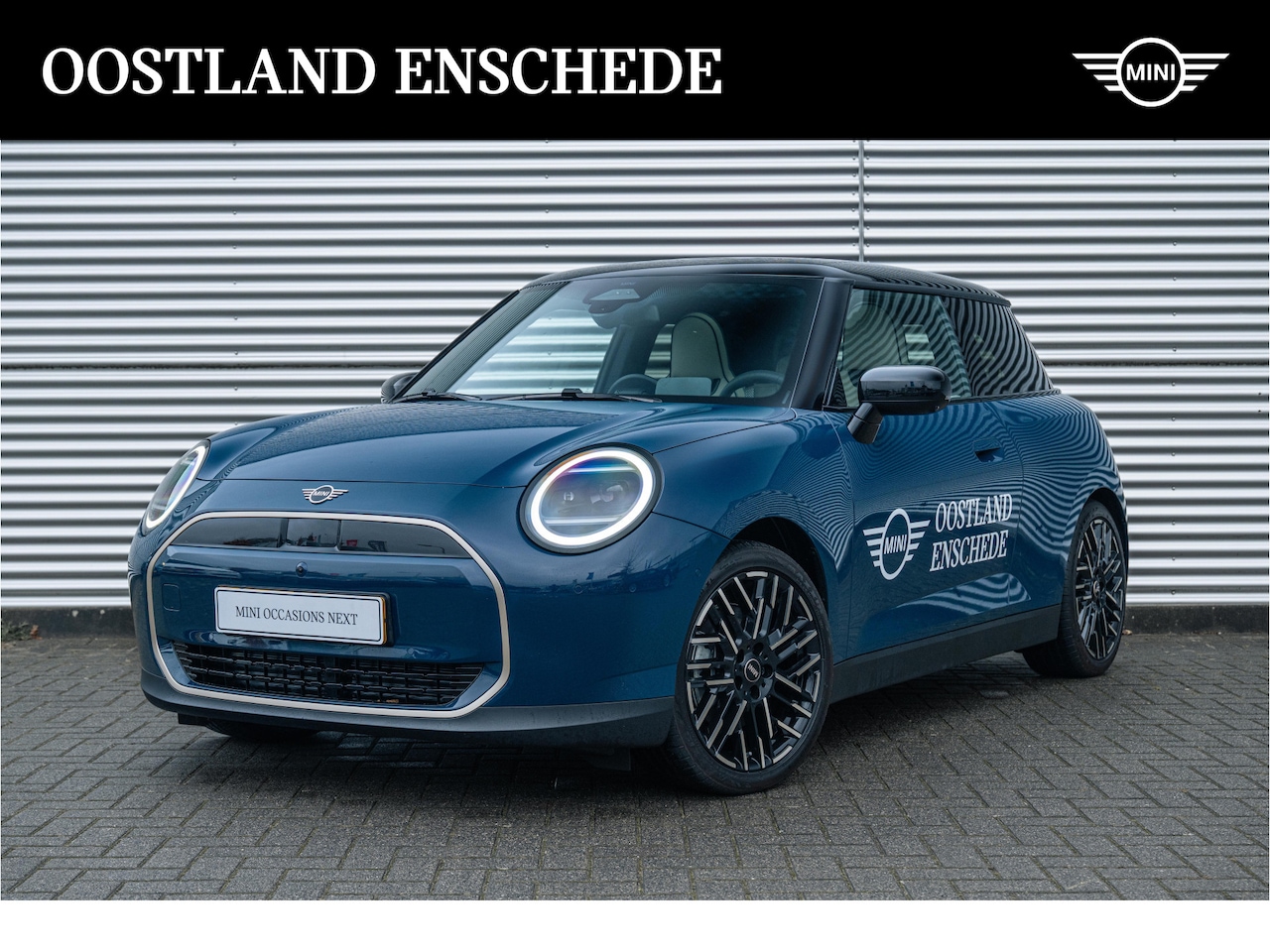 MINI Cooper - Hatchback E / Favoured / Pakket L / 18" Night Flash Spoke 2-tone - AutoWereld.nl