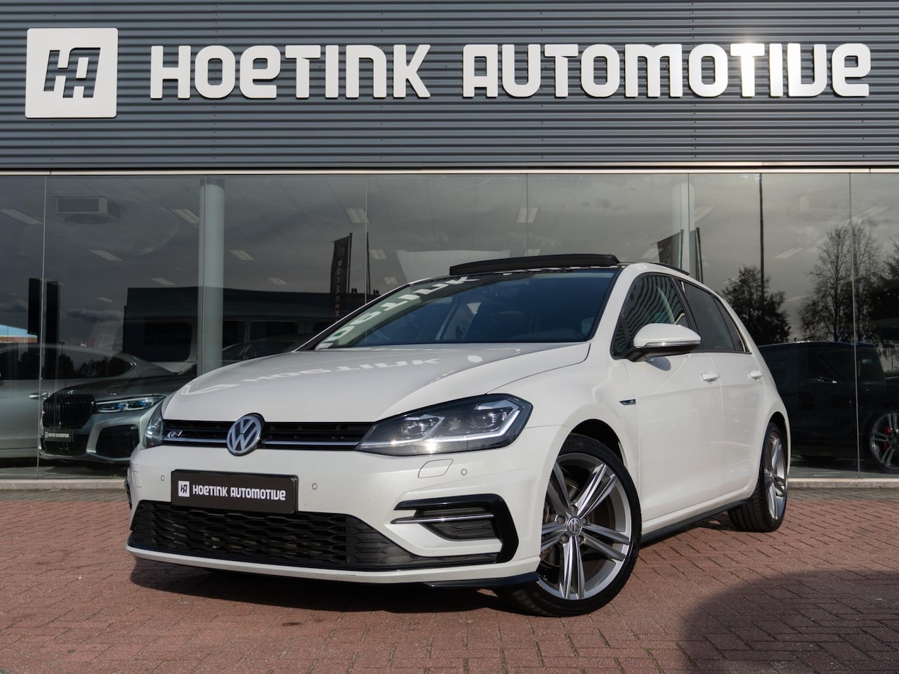 Volkswagen Golf - 1.4 TSI Highline Business R | Pano | Digital dash | Keyless - AutoWereld.nl
