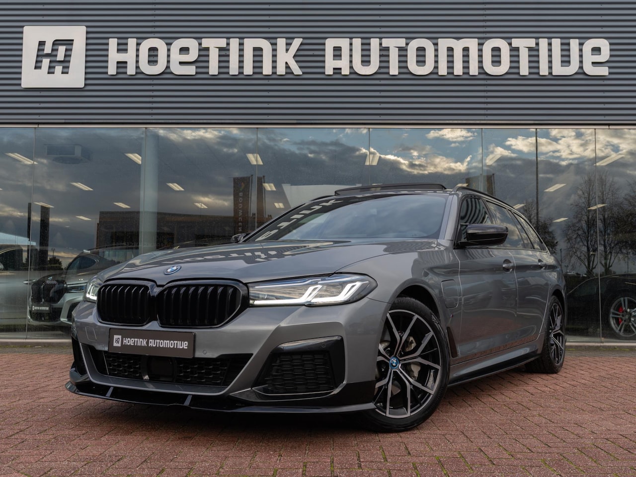 BMW 5-serie Touring - 530e Business Edition Plus | Pano | Carbon | Laser | Elc trekhaak - AutoWereld.nl