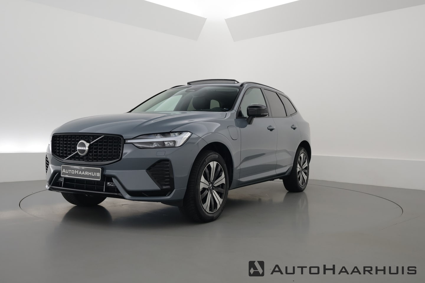 Volvo XC60 - 2.0 T6 Plug-in hybrid AWD Plus Dark | Pano | Elek. Trekhaak | Harman Kardon | Memory | Car - AutoWereld.nl