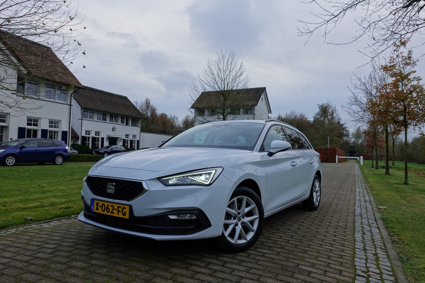 SEAT Leon Sportstourer - 1.0 eTSI FR Business Intense | Trekhaak | CarPlay | Camera | Stuurwielverw. | Stoelverw. | - AutoWereld.nl
