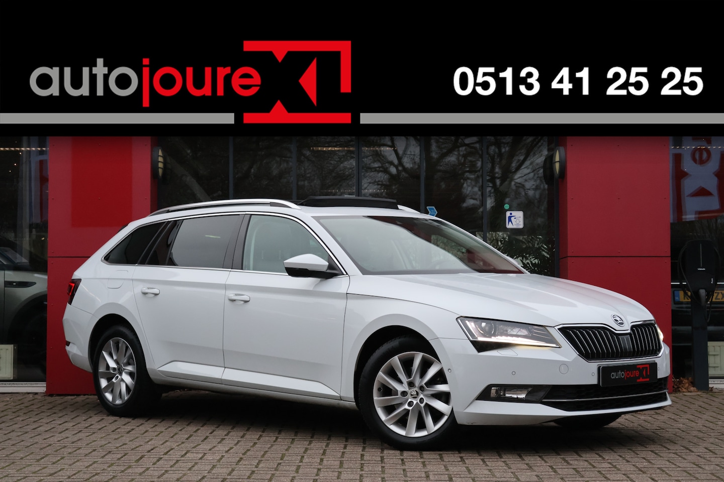 Skoda Superb Combi - 1.6 TDI Style Business | Panoramadak | LED/Xenon | Alcantara | ACC | Trekhaak | Origineel - AutoWereld.nl