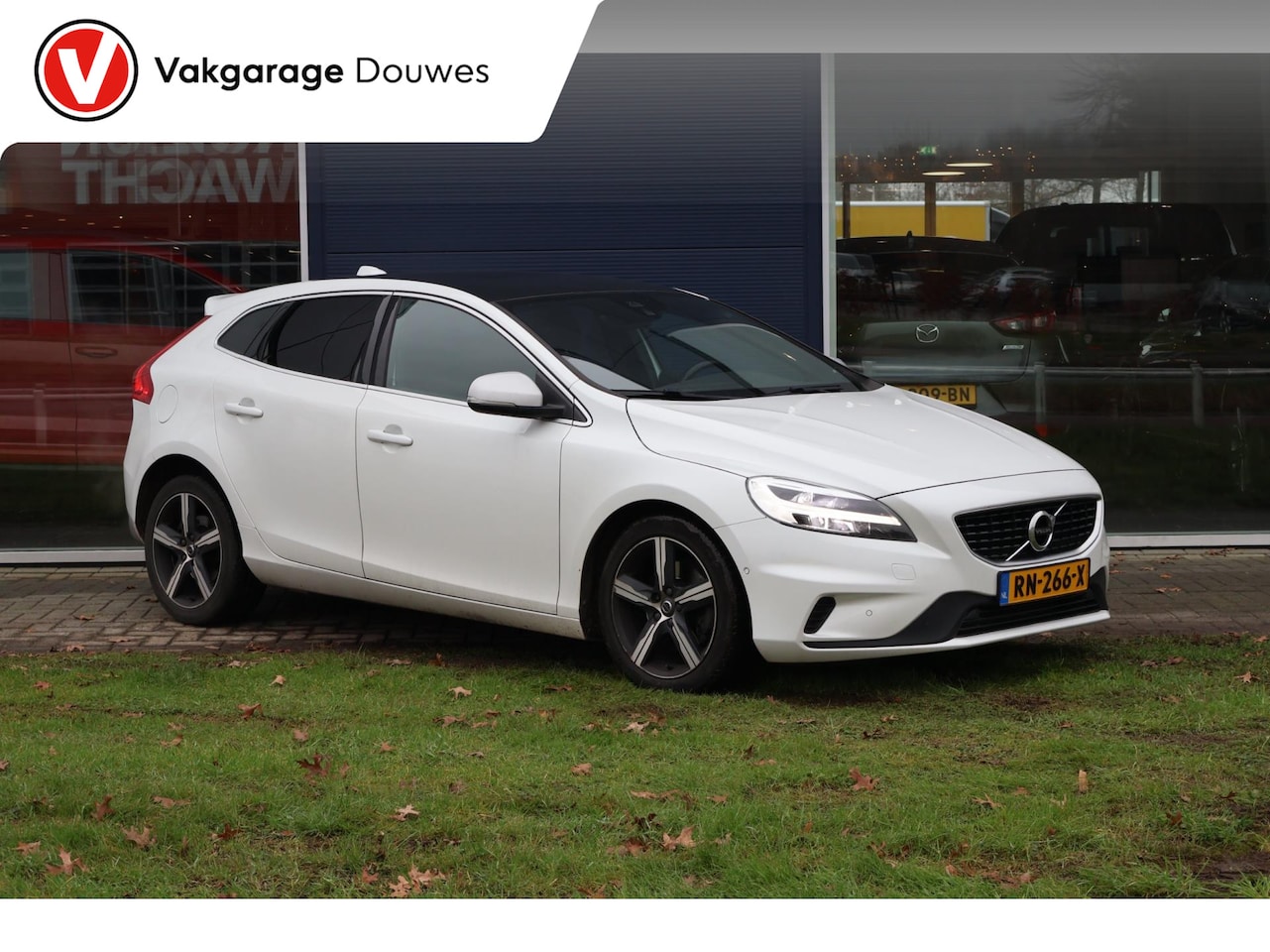 Volvo V40 - 2.0 T4 Business Sport R-Design | NAP | DoH | Pano | Camera | Stoelverwarming | Navi - AutoWereld.nl