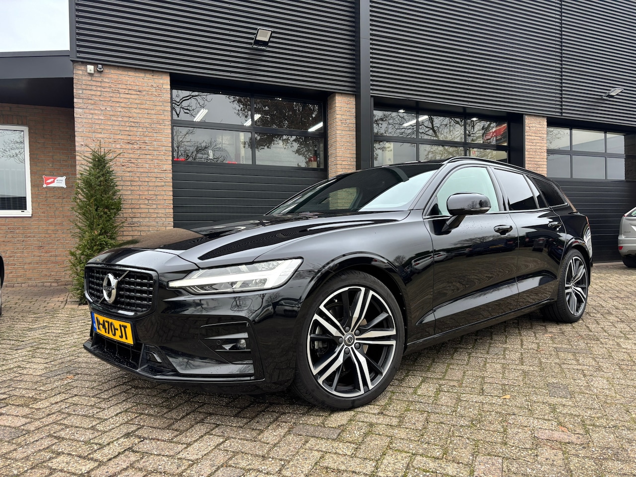 Volvo V60 - 2.0 B4 R-Design Panorama H&K Trekhaak Leder 200PK - AutoWereld.nl
